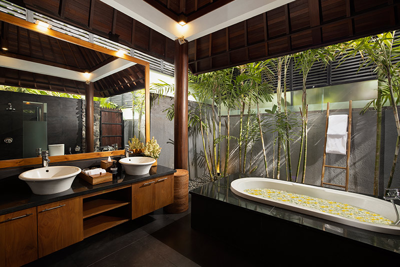 Villa Ambara - master bathroom with huge mirror and bathub