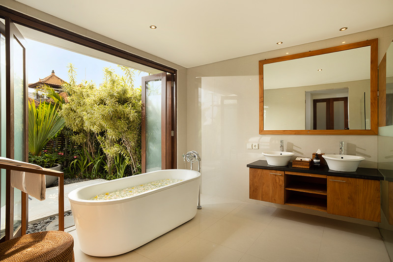 Villa Ambara - bathroom with mirror and bathub